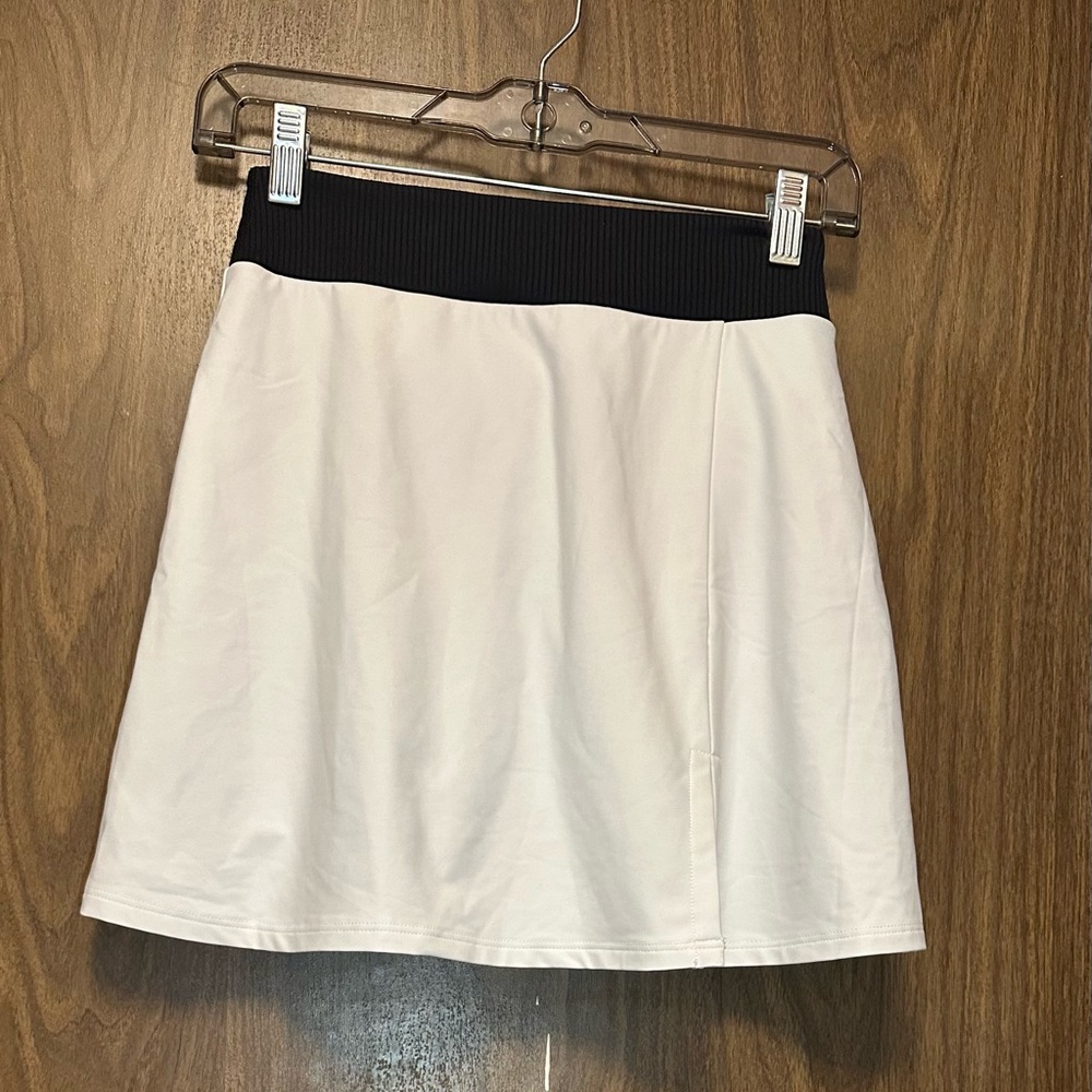 NWT Carbon38 White & Black Tennis Skort. Size Small